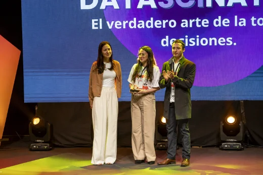 Equipo de Datascination recibiendo un reconocimiento en un escenario